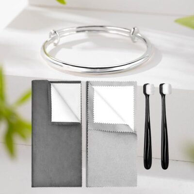 Chuẩn bị khăn và bàn chải để đánh bóng bạc 